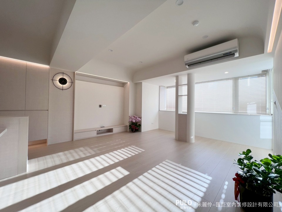 如果主要只有收納襯衫、薄外套等衣物，不妨考慮將衣櫃深度縮減到50到55公分，減少的空間可以有效優化房間走道！匯巨室內裝修設計有公司小房間衣櫃設計 - PULO裝潢平台