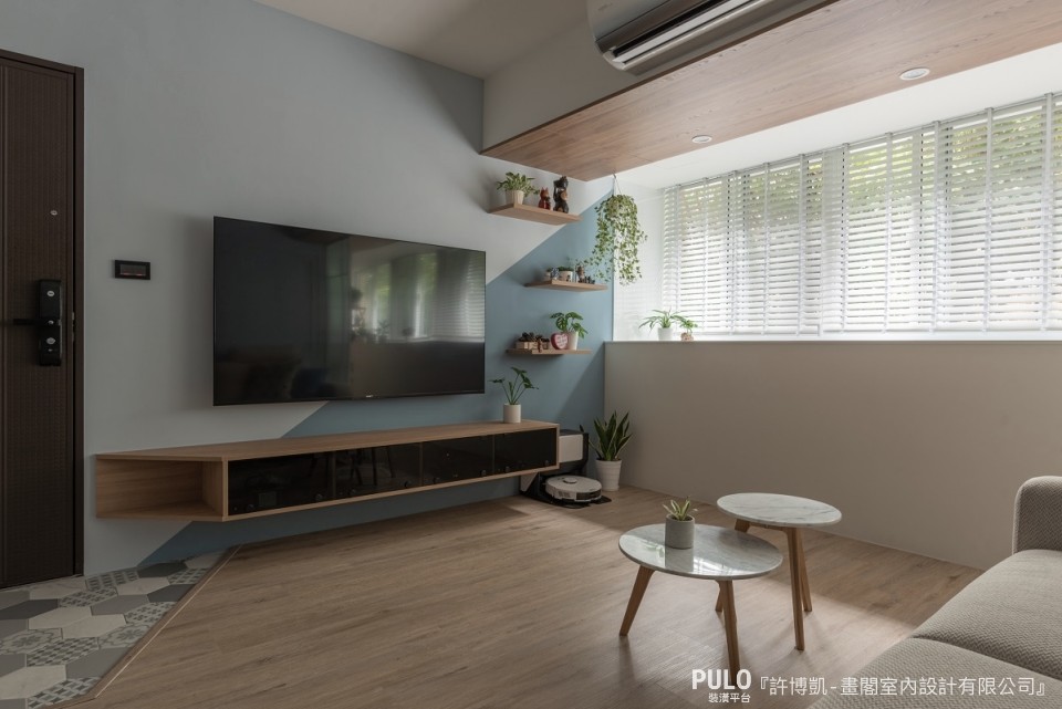 北歐風跳色電視牆利用明亮的跳色，例如：莫蘭迪藍、綠、灰色系主調，來營造出溫暖柔和的家居氛圍。畫閣室內設計有限公司電視牆作品 - PULO裝潢平台