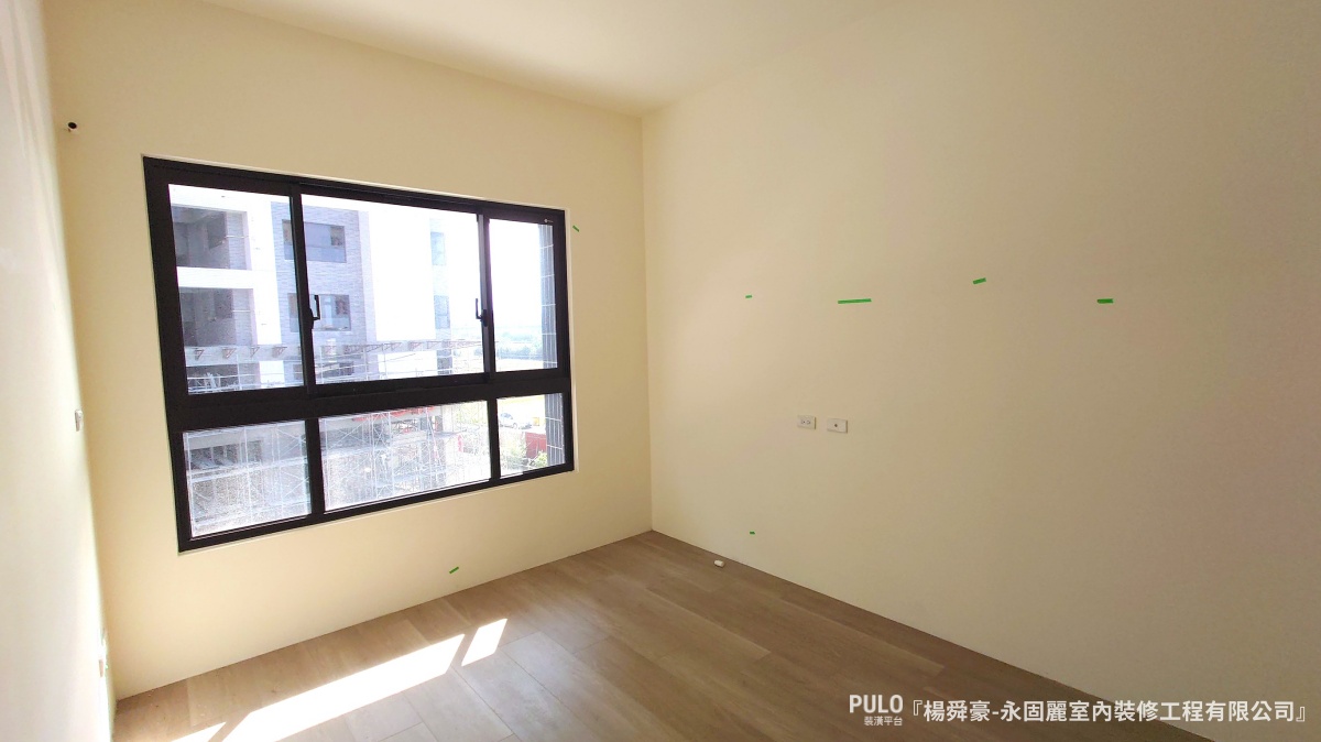 永固麗室內裝修工程有限公司桃園室內設計作品 - PULO裝潢平台 屋主夫妻希望新家能兼顧孩子的成長與日常生活,因此設計師以系統櫃作為主要規劃,從玄關到臥室都提供通族的收納空間。-永固麗室內裝修工程有限公司桃園室內設計作品 - PULO裝潢平台