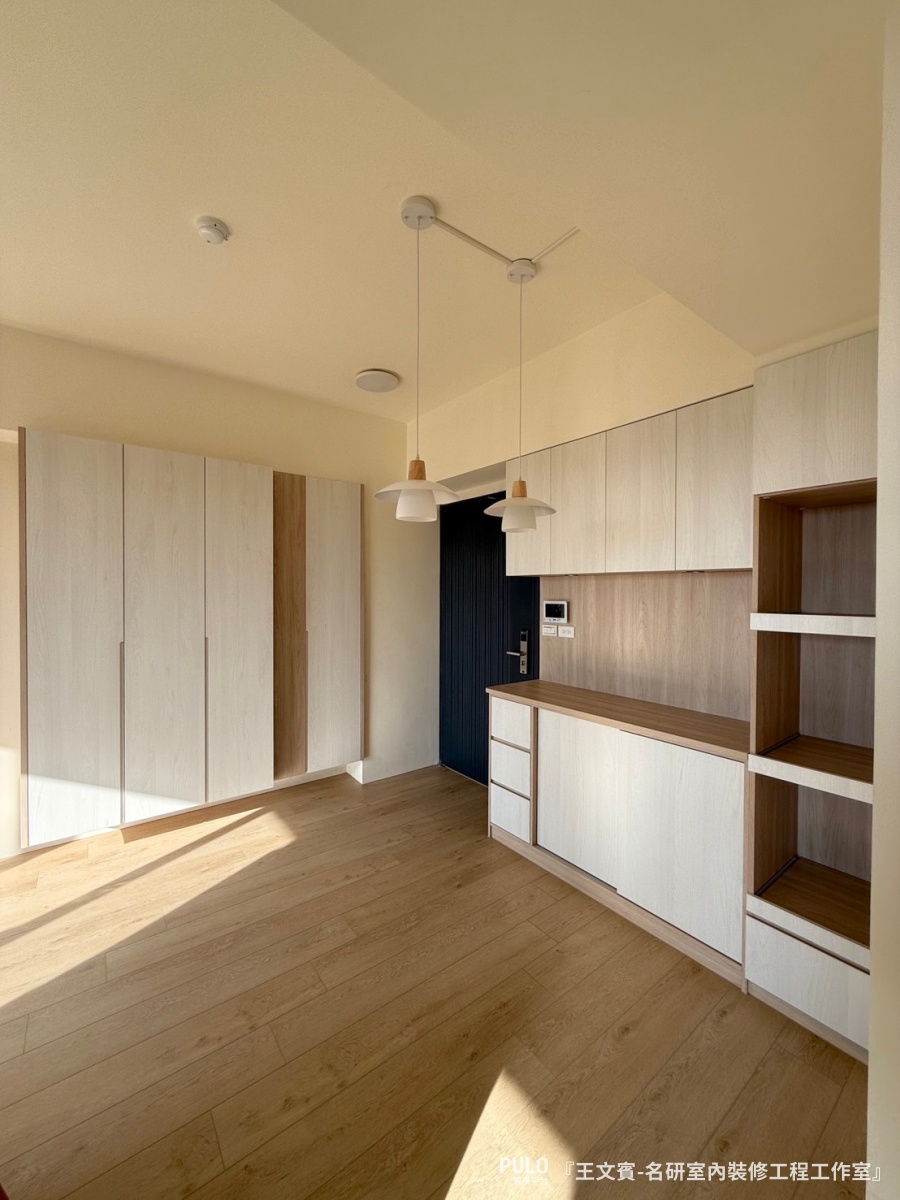 桃園系統櫃,名研室內裝修工程工作室系統櫃作品 - PULO裝潢平台 桃園系統櫃裝潢分享,系統櫃板材使用「康沃爾橡木」色,門板選擇「雪白榆木」,再加上「艾夏櫚木」作為跳色,視覺上有層次卻又不花俏。名研室內裝修工程工作室系統櫃作品 - PULO裝潢平台