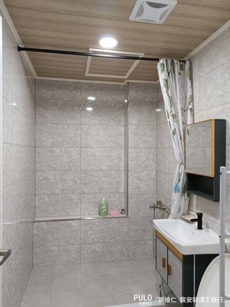 白底的大理石紋磁磚作為浴室牆面的鋪設，讓空間乾淨卻不乏味，偶爾也能搭配花色紋路截然不同的花磚、木紋磚。宸安裝潢工程行作品- PULO裝潢平台