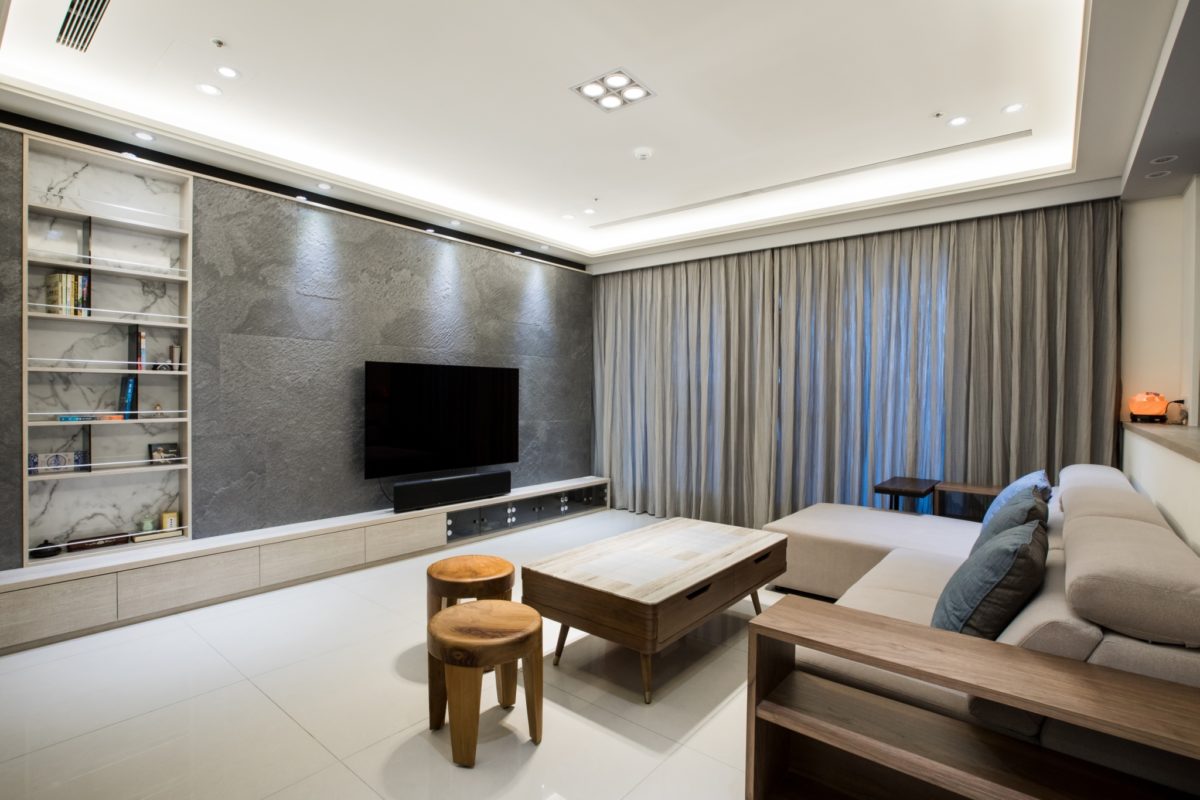 PULO裝潢平台新北永固麗系統傢俱公司楊舜豪室內設計師裝潢作品，大空間感客廳設計，搭配穩重的配色。