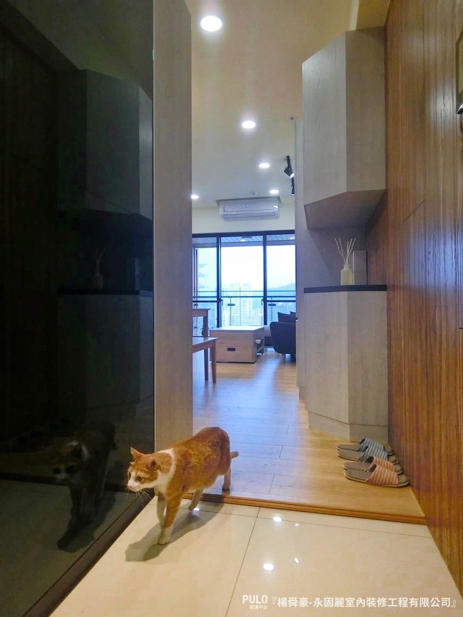 新北16坪裝潢,小坪數房屋打造高收納貓貓溫馨宅 - PULO裝潢平台 為了保留小坪數房屋的大採光,在落地窗前的區域不設置過多的收納櫃體,以引光入室的理念,放大客廳的視覺效果。 - PULO裝潢平台