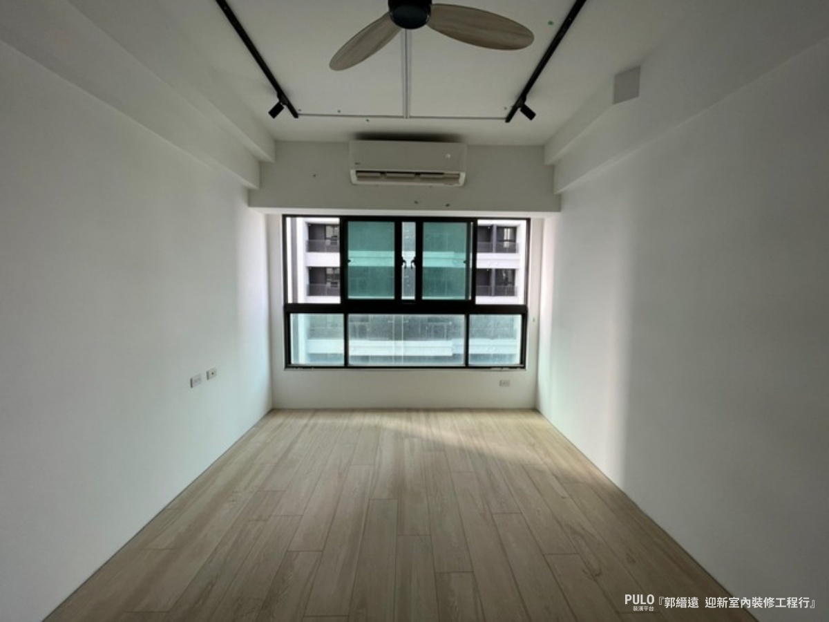 透過地毯、塑膠地板或是木地板的搭配，不僅提升了視覺感受，也為空間增添溫暖氛圍。迎新室內裝修工程行輕裝潢作品 - PULO裝潢平台