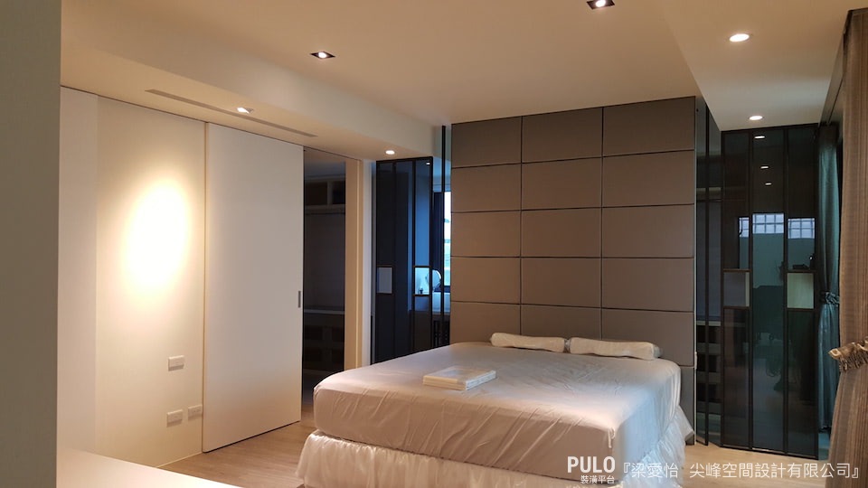臥室的床頭不一定只能靠實牆來擺放，空間充裕或部分格局因素也可重新規劃動線。尖峰空間設計有限公司木作裝潢 - PULO裝潢平台