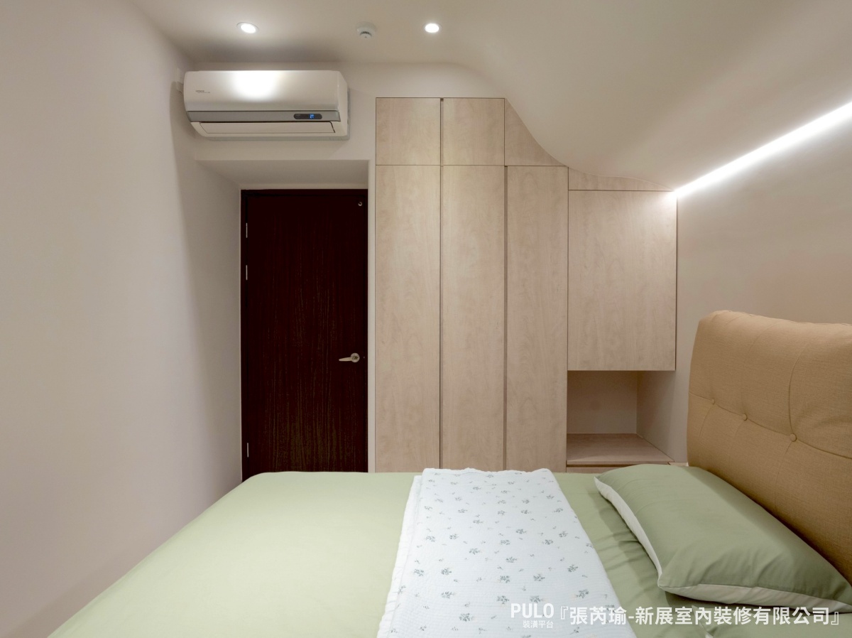 16坪新北板橋室內設計,弧形天花解決房間樑柱修飾!新展室內裝修有限公司-板橋室內設計作品 - PULO裝潢平台 主臥床頭原本有根大樑,設計師用弧形天花修飾,不只弱化了壓迫感,也讓整體線條更柔順,也保留了簡單的線條感。新展室內裝修有限公司-板橋室內設計作品 - PULO裝潢平台