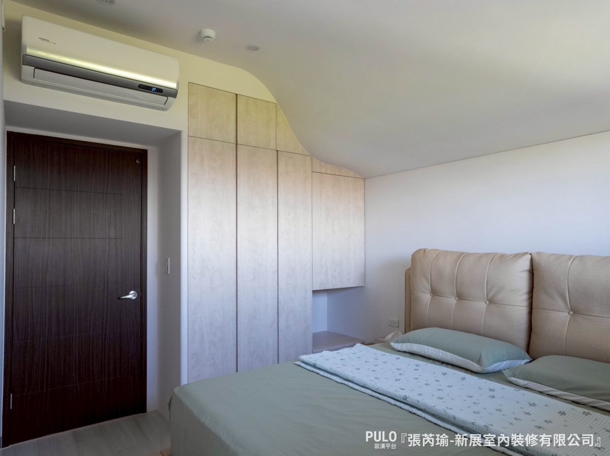 16坪新北板橋室內設計,弧形天花解決房間樑柱修飾!新展室內裝修有限公司-板橋室內設計作品 - PULO裝潢平台 主臥床頭原本有根大樑,設計師用弧形天花修飾,不只弱化了壓迫感,也讓整體線條更柔順,也保留了簡單的線條感。新展室內裝修有限公司-板橋室內設計作品 - PULO裝潢平台