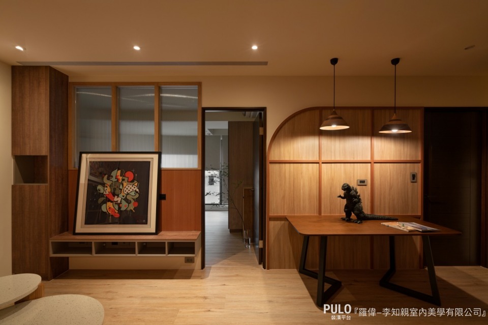 李知親室內美學有限公司小坪數電視牆設計 - PULO裝潢平台 若希望增加現代感,可以局部搭配金屬線條或玻璃元素,簡單提升質感。李知親室內美學有限公司小坪數電視牆設計 - PULO裝潢平台