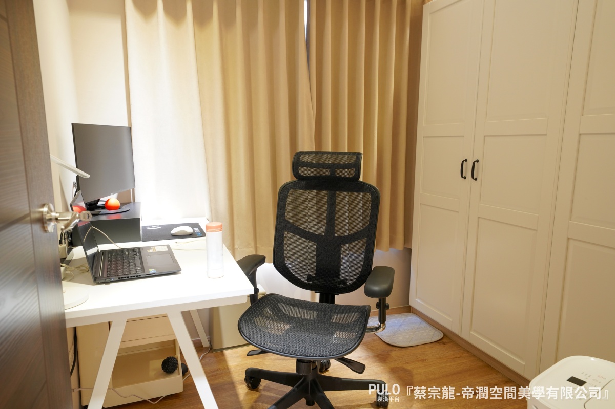 台中室內裝修開箱:18坪新屋化身法式奶油風小宅,輕裝潢就很有感!帝潤空間美學有限公司設計作品 - PULO裝潢平台 這則台中室內裝修案例是18坪的新成屋,整體預算約40至50萬,雖然工程項目不多,但透過木作天花板、造型電視牆與收納設計,讓整體空間在簡潔中多了幾分層次感與生活氛圍。帝潤空間美學有限公司設計作品 - PULO裝潢平台