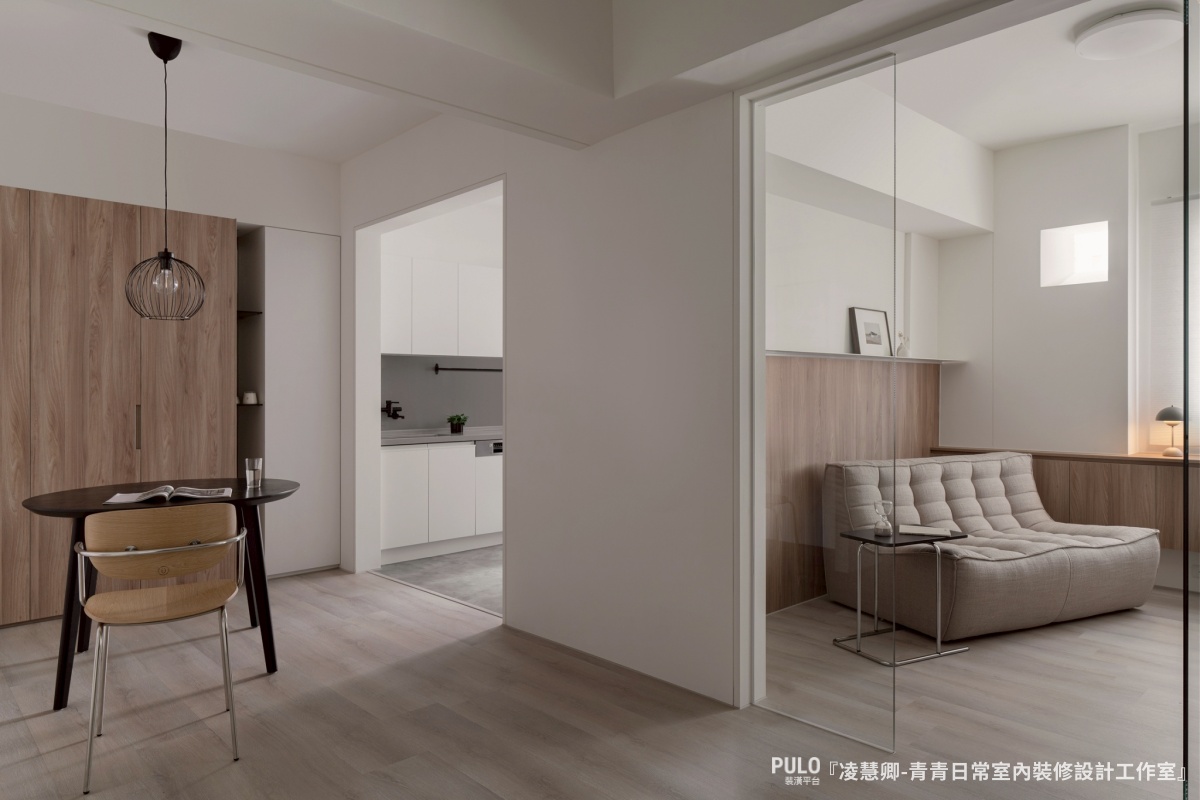 這次分享的台中老屋翻新案例，是一間屋齡近 40 年、實際只有 14.3 坪的台中中古屋，在設計師的巧思下，不只改善了採光與動線，也讓原本對裝潢毫無頭緒的屋主，真正住進了自己理想中的生活樣貌。-青青日常室內裝修設計工作室台中室內設計作品 - PULO裝潢平台