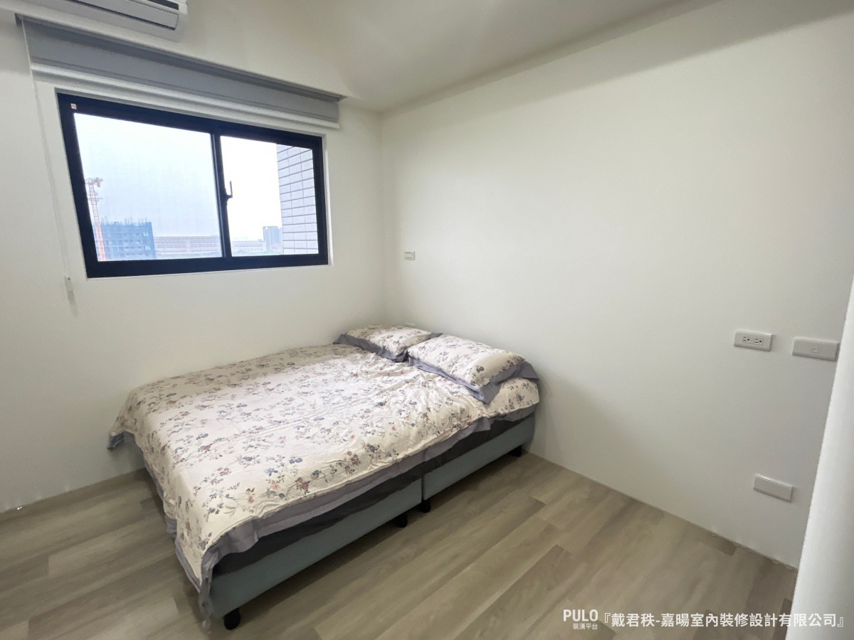 有別於常見的平釘天花板，在公共區域的轉角上，融入了多處柔和的圓弧天花板線條。-嘉暘室內裝修設計有限公司桃園室內設計 - PULO裝潢平台