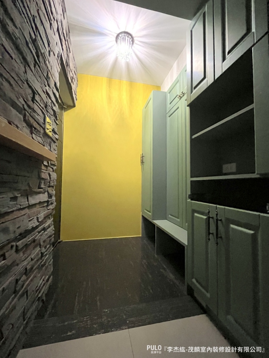 這場台北老屋翻新完工後最明顯的改變，是整間房子的色彩配置。茂麟室內裝修設計有限公司作品 - PULO裝潢平台