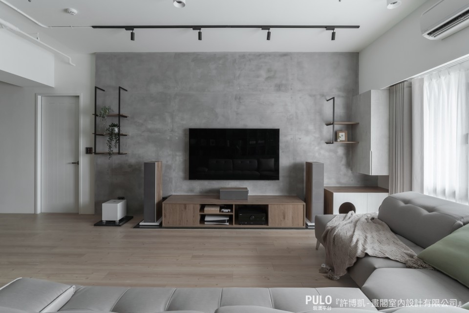 金屬層板是客廳中常見的收納層架款式，通常以木質層板搭配黑、灰、白色調的鐵件。畫閣室內設計有限公司客廳設計作品- PULO裝潢平台