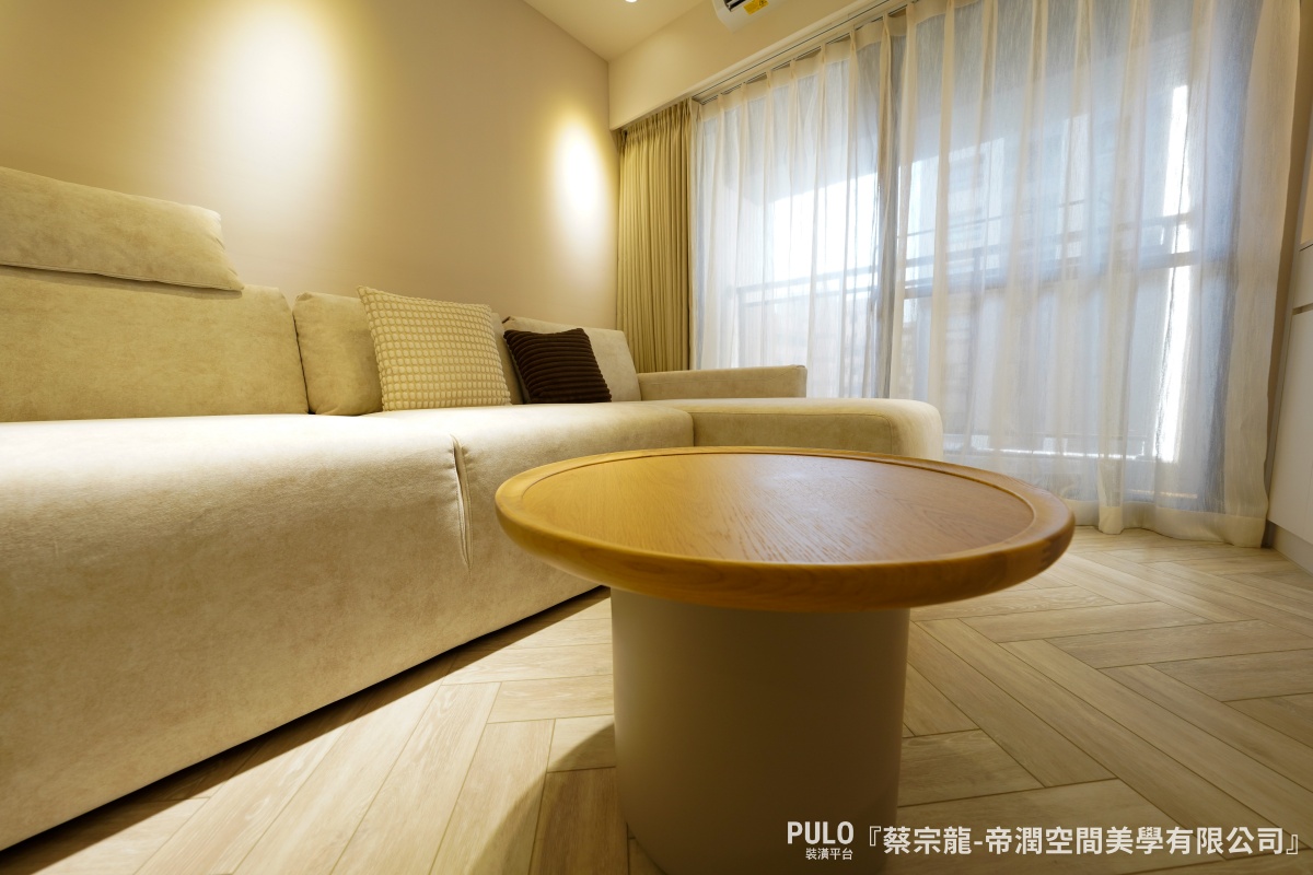 台中室內裝修開箱:18坪新屋化身法式奶油風小宅,輕裝潢就很有感!帝潤空間美學有限公司設計作品 - PULO裝潢平台 這則台中室內裝修案例是18坪的新成屋,整體預算約40至50萬,雖然工程項目不多,但透過木作天花板、造型電視牆與收納設計,讓整體空間在簡潔中多了幾分層次感與生活氛圍。帝潤空間美學有限公司設計作品 - PULO裝潢平台
