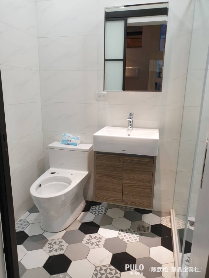 以木質浴櫃或是木紋磚作為浴室設計的基底，讓自然靜謐的韻味延伸出去。璟鑫企業社作品- PULO裝潢平台