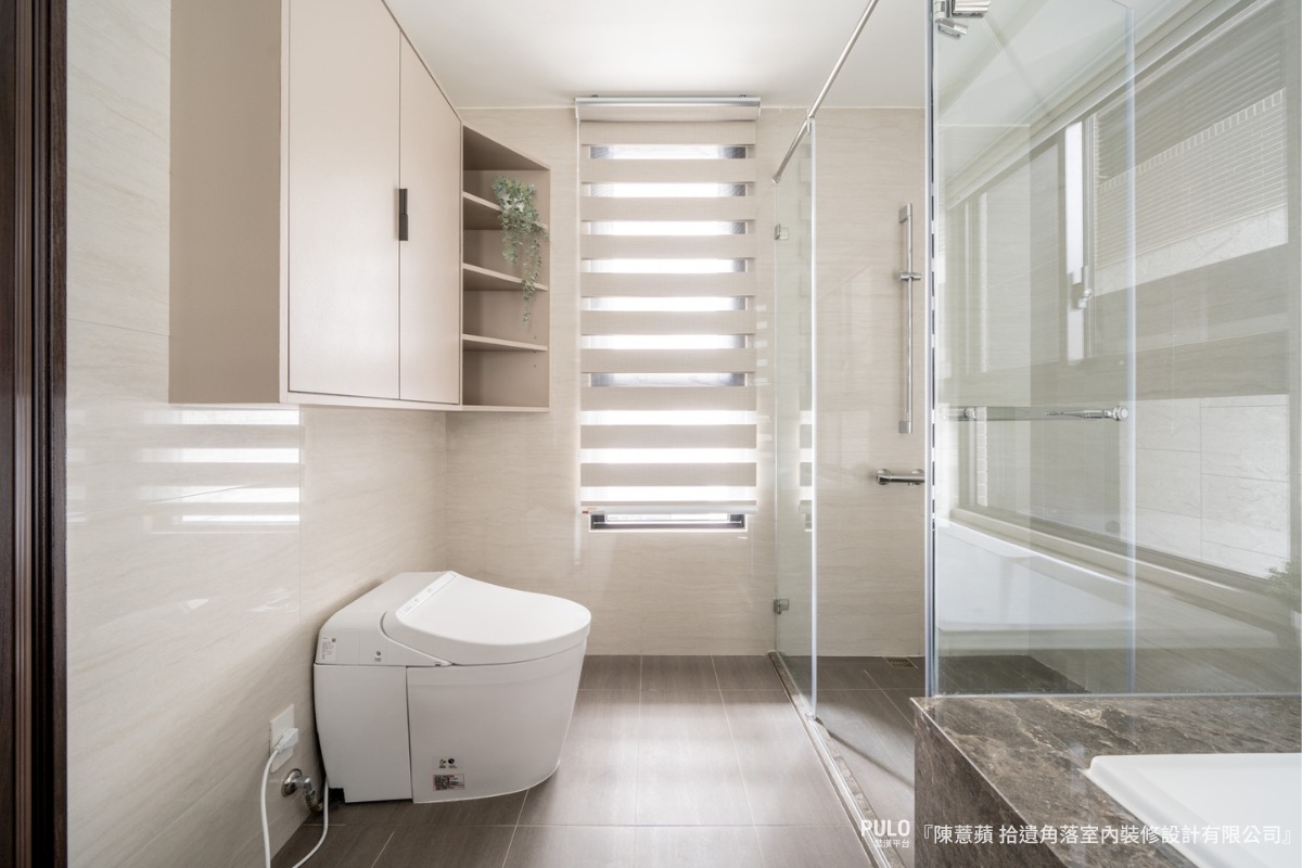 如果衛浴空間有限、或是浴室面積較小，建議挑選「內推式」的門片，不僅可以節省活動空間，同時也能避免水珠滴到乾區的地面。拾遺角落室內裝修設計有限公司淋浴門作品 - PULO裝潢平台