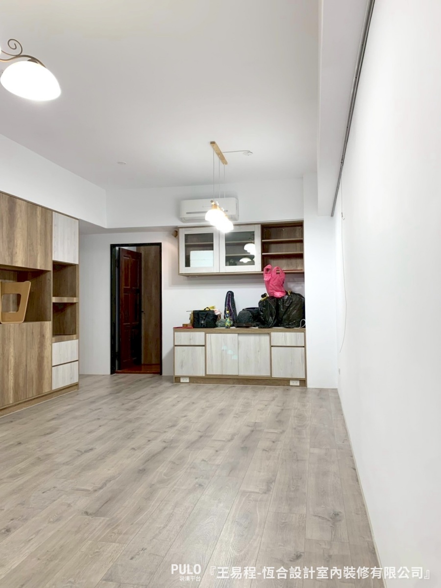 新北老屋翻新實例,20坪中古屋裝潢重點,從收納、廚房到浴室翻修一次到位!恆合設計室內裝修有限公司作品- PULO裝潢平台 另一側牆面也設計了一組上下書櫃,搭配層板設計,能依需求擺放物品。恆合設計室內裝修有限公司新北老屋翻新作品- PULO裝潢平台