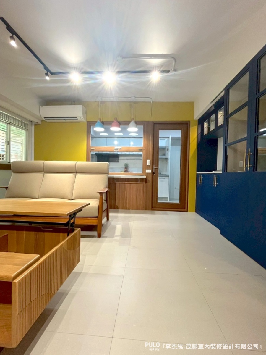 這場台北老屋翻新完工後最明顯的改變，是整間房子的色彩配置。茂麟室內裝修設計有限公司作品 - PULO裝潢平台
