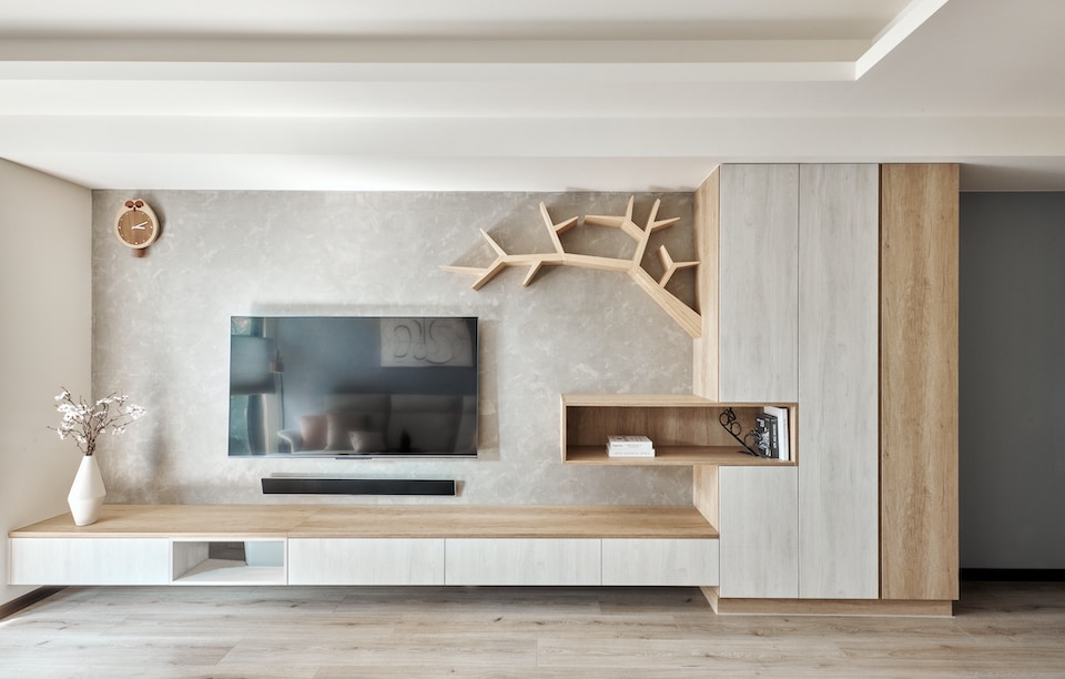 極簡風格4大招，為你的生活斷捨離！本圖為PULO裝潢平台的桃園徐詩瑩室內設計師設計的客廳電視牆作品。