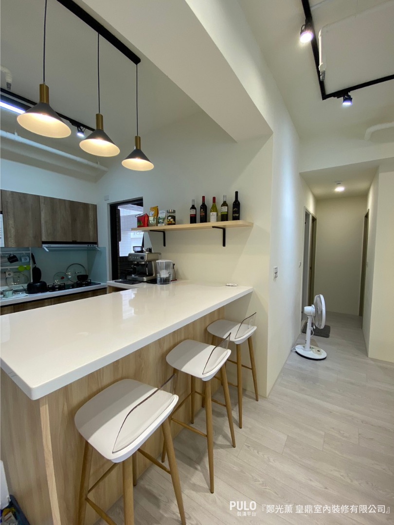 開放式層架將廚房用具以美觀的方式陳列在牆面上，不僅節省櫃體空間，還可以將鍋具、碗盤等裝飾成為空間的一部分。皇鼎室內裝修有限公司廚房設計作品 - PULO裝潢平台