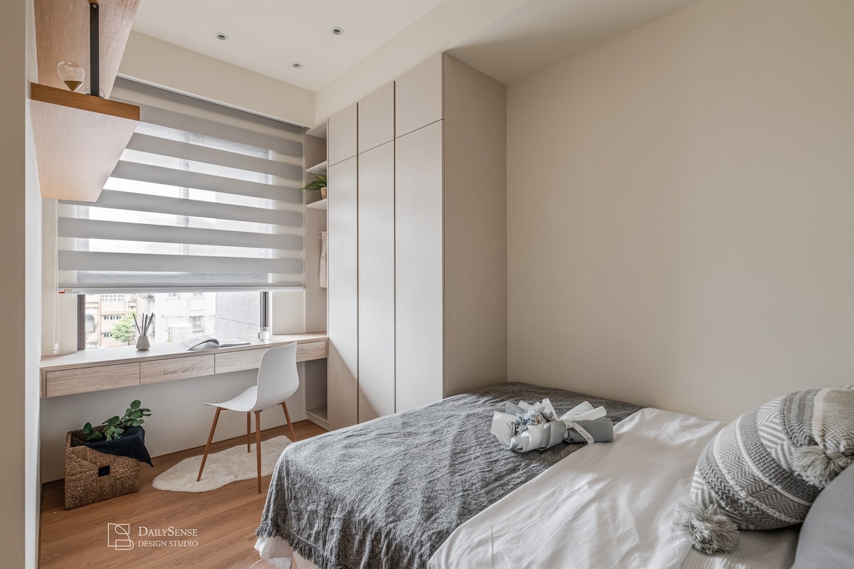 PULO專家郭毓凡室內設計師的裝潢作品，大面開窗的明亮臥室設計，讓小坪數空間也能擁有寬大的感覺。