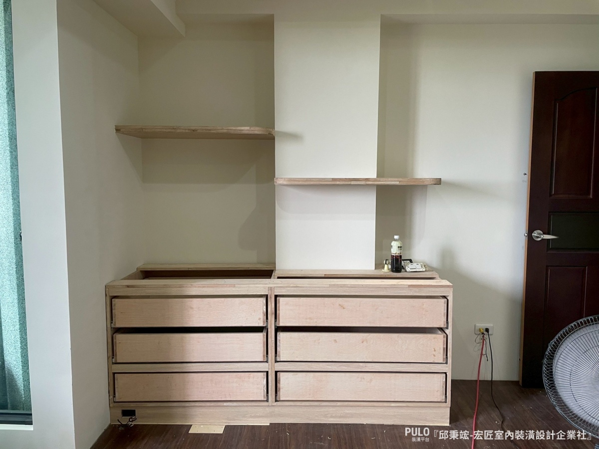 這次分享的案例來自台中木工統包師傅，屋主的三間臥室都面臨收納不足的困擾。師傅透過木作櫃體的規劃，將牆面空間充分利用，從地板做到天花板，把收納量做到最大。宏匠室內裝潢設計企業社台中木工作品 - PULO裝潢平台