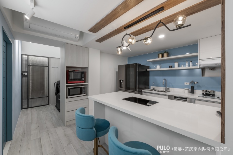 開放式層架將廚房用具以美觀的方式陳列在牆面上，不僅節省櫃體空間，還可以將鍋具、碗盤等裝飾成為空間的一部分。燕居室內裝修有限公司廚房設計作品 - PULO裝潢平台