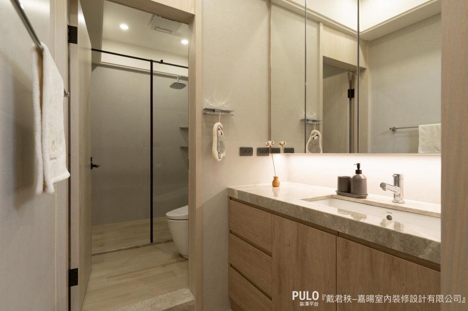 檯面高度80-85公分是符合大多數人身高的標準範圍。計算公式大約是「身高 ÷ 2 + 5~10公分」。嘉暘室內裝修設計有限公司廁所尺寸設計 - PULO裝潢平台