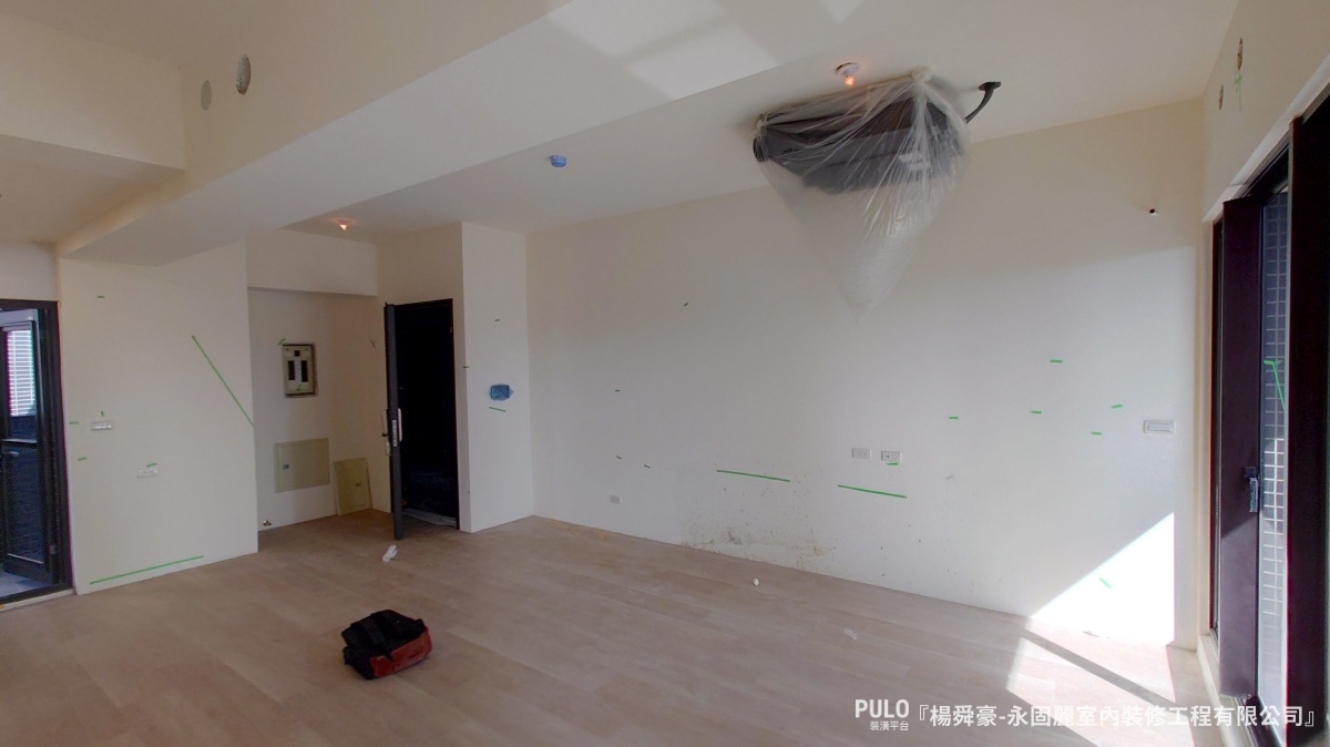 永固麗室內裝修工程有限公司桃園室內設計作品 - PULO裝潢平台 屋主夫妻希望新家能兼顧孩子的成長與日常生活,因此設計師以系統櫃作為主要規劃,從玄關到臥室都提供通族的收納空間。-永固麗室內裝修工程有限公司桃園室內設計作品 - PULO裝潢平台