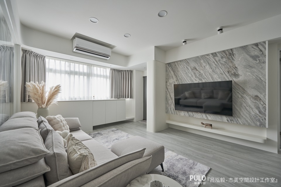 大理石風電視牆以營造奢華感為重點，選用白色和灰色為主調，創造出清新高雅的空間。杰美空間設計工作室電視牆作品 - PULO裝潢平台