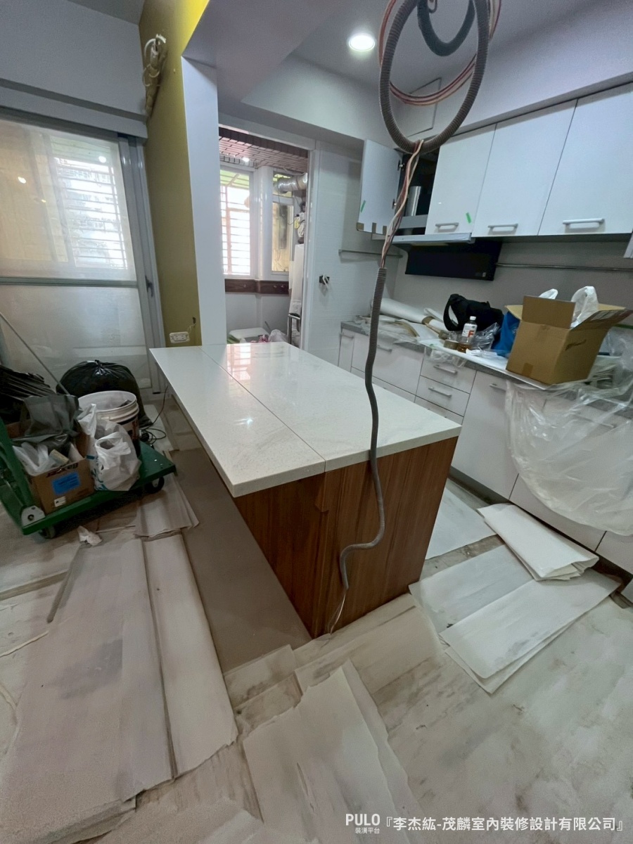 這場台北老屋翻新完工後最明顯的改變，是整間房子的色彩配置。茂麟室內裝修設計有限公司作品 - PULO裝潢平台