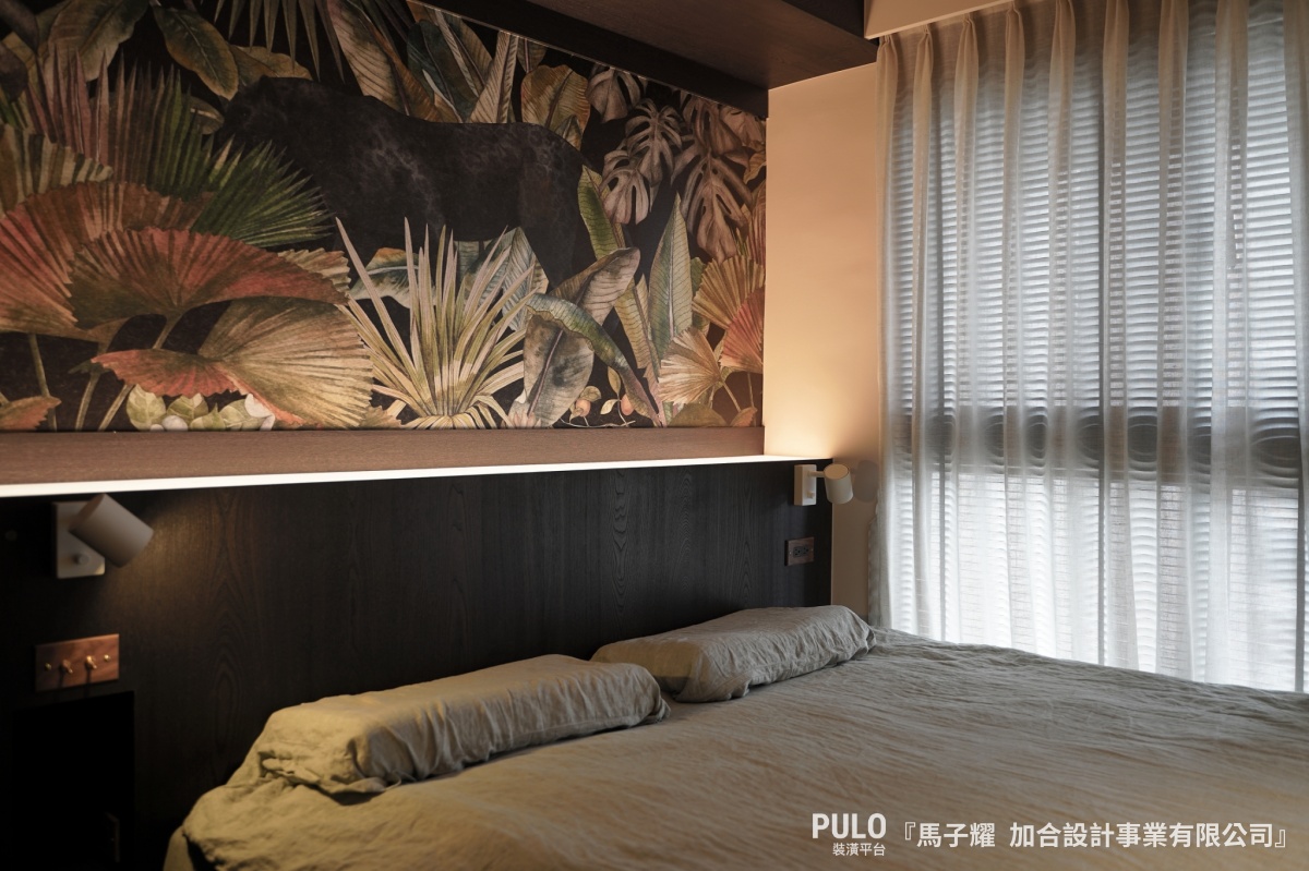 在平滑的木牆上加刻線條、以特殊塗料為基底，增設大片的床頭背板、將個人收藏的畫作打造為臥室風格。加合設計事業有限公司床頭作品 - PULO裝潢平台