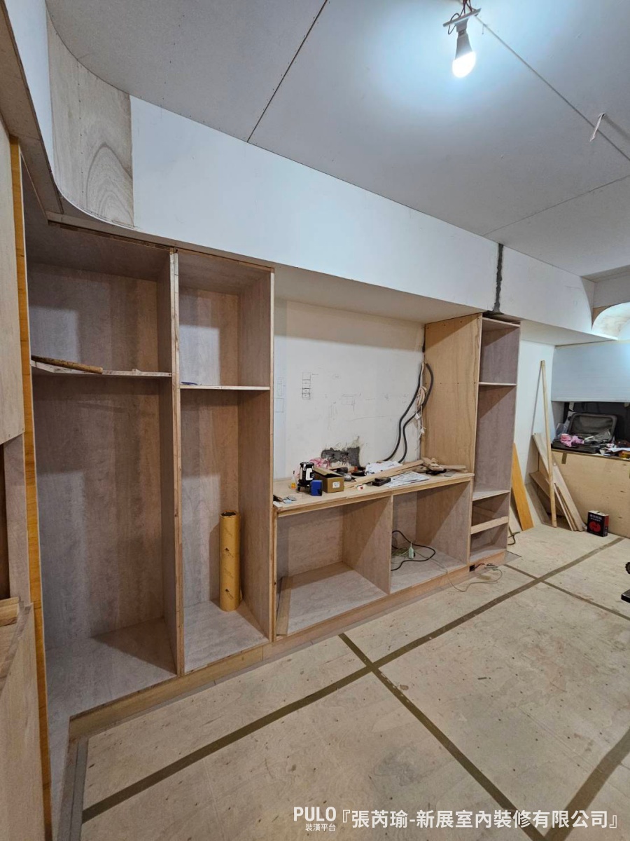16坪新北板橋室內設計,弧形天花解決房間樑柱修飾!新展室內裝修有限公司-板橋室內設計作品 - PULO裝潢平台 主臥床頭原本有根大樑,設計師用弧形天花修飾,不只弱化了壓迫感,也讓整體線條更柔順,也保留了簡單的線條感。新展室內裝修有限公司-板橋室內設計作品 - PULO裝潢平台