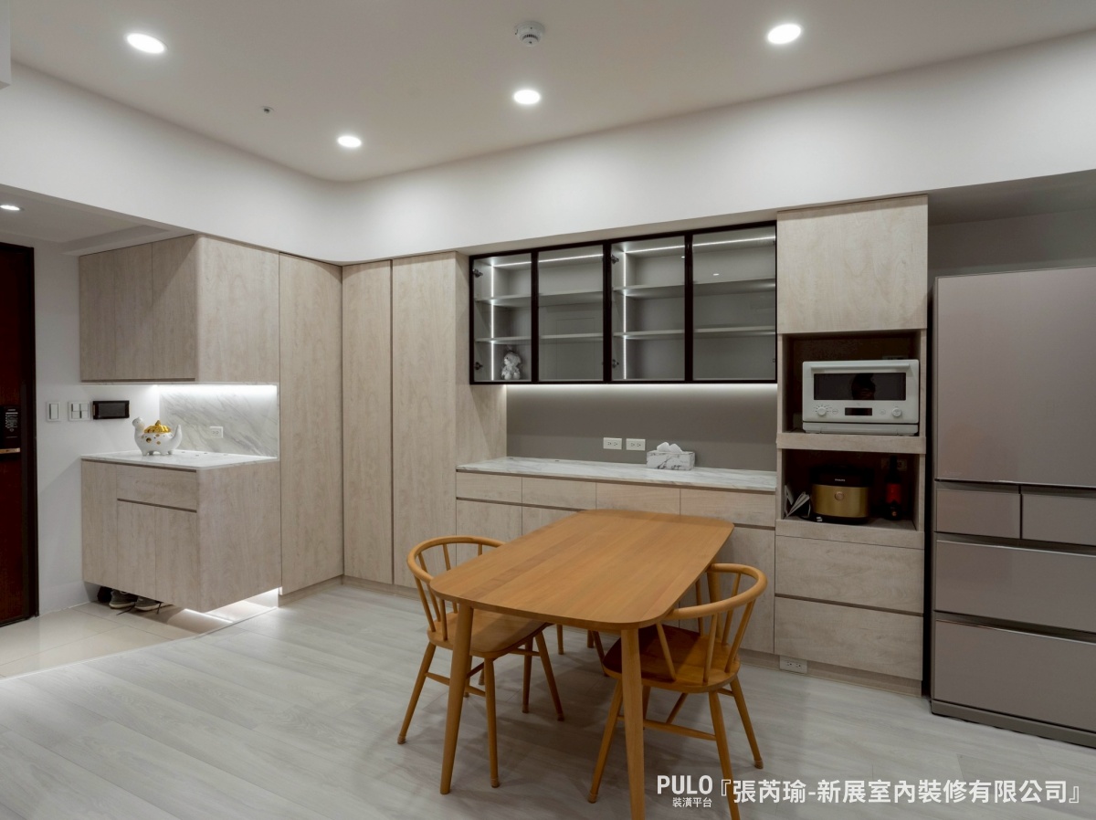 16坪新北板橋室內設計,弧形天花解決房間樑柱修飾!新展室內裝修有限公司-板橋室內設計作品 - PULO裝潢平台 主臥床頭原本有根大樑,設計師用弧形天花修飾,不只弱化了壓迫感,也讓整體線條更柔順,也保留了簡單的線條感。新展室內裝修有限公司-板橋室內設計作品 - PULO裝潢平台