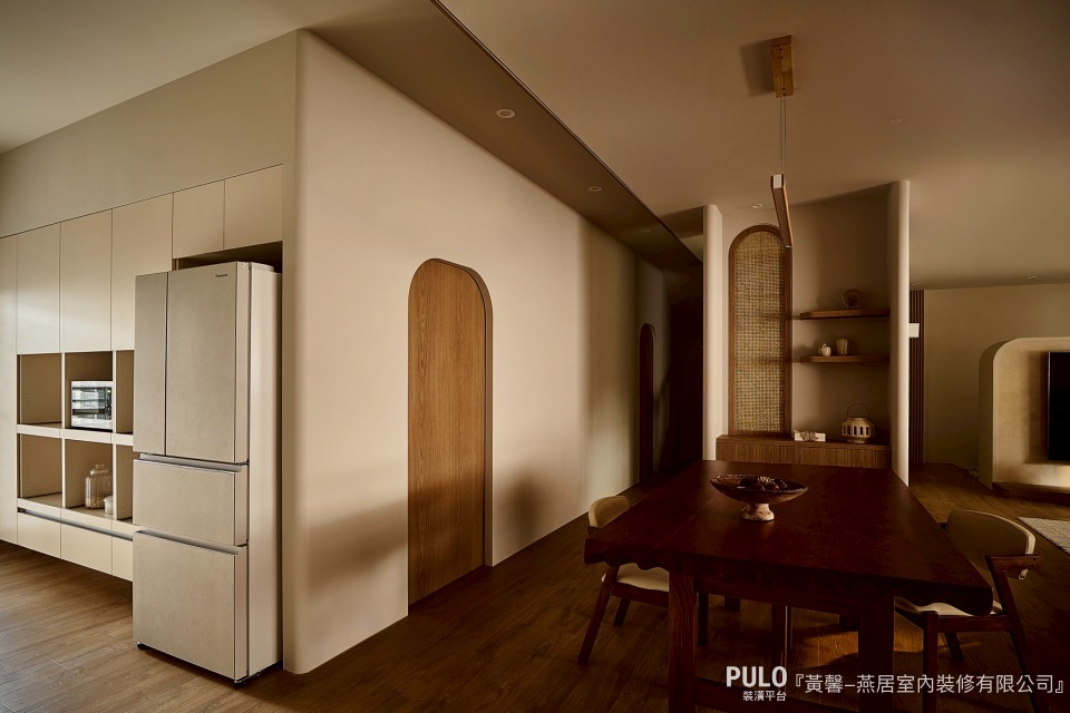 如果你喜歡把冰箱完美收進櫃子裡的設計，除了要照著原廠建議留好散熱空間，也要先想好萬一未來需要維修、甚至換新冰箱時，好不好順利搬出來。燕居室內裝修有限公司作品- PULO裝潢平台