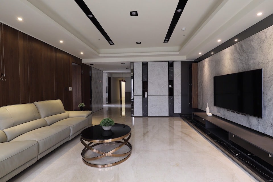 PULO專家洪萬程統包師傅的裝潢作品，大理石電視牆加上大理石地板，蘊含高貴的氛圍。