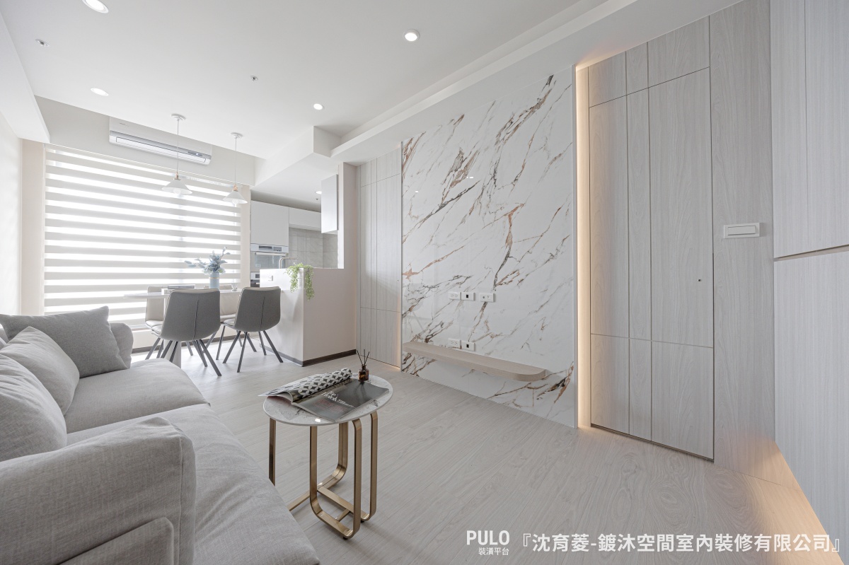 鍍沐空間室內裝修有限公司小坪數電視牆設計 - PULO裝潢平台 美耐板電視牆價格親民、款式多元,耐刮、抗污又好整理,是小坪數最常見的選擇之一。鍍沐空間室內裝修有限公司小坪數電視牆設計 - PULO裝潢平台