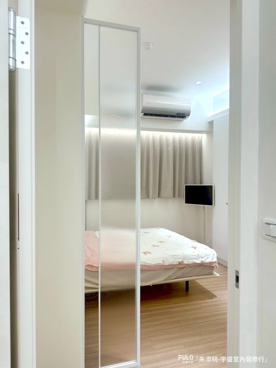 樂土也能刷出鄉居色？桃園室內設計開箱：小冰柱玻璃引光、打造奶油風質感，翻轉20坪暗廳格局-宇盛室內裝修行桃園室內設計 - PULO裝潢平台