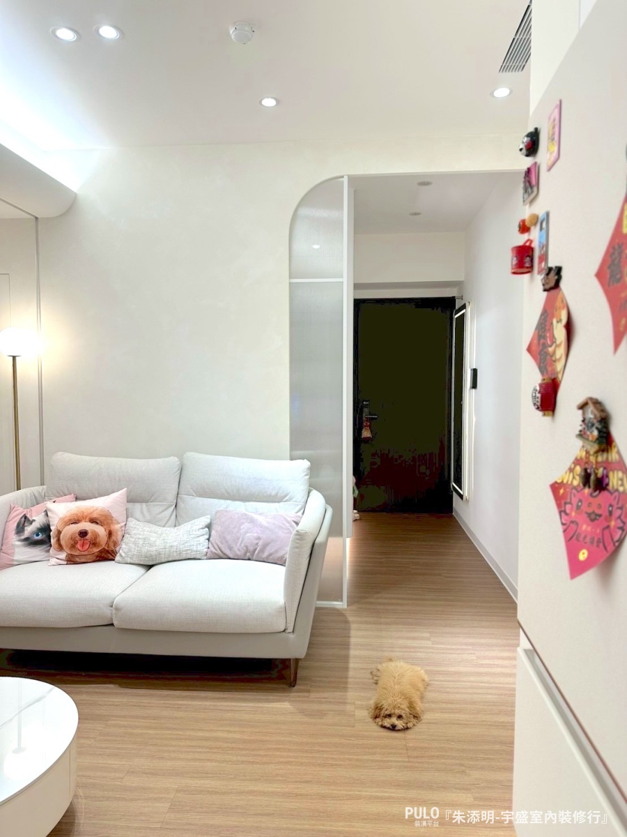 樂土也能刷出鄉居色？桃園室內設計開箱：小冰柱玻璃引光、打造奶油風質感，翻轉20坪暗廳格局-宇盛室內裝修行桃園室內設計 - PULO裝潢平台