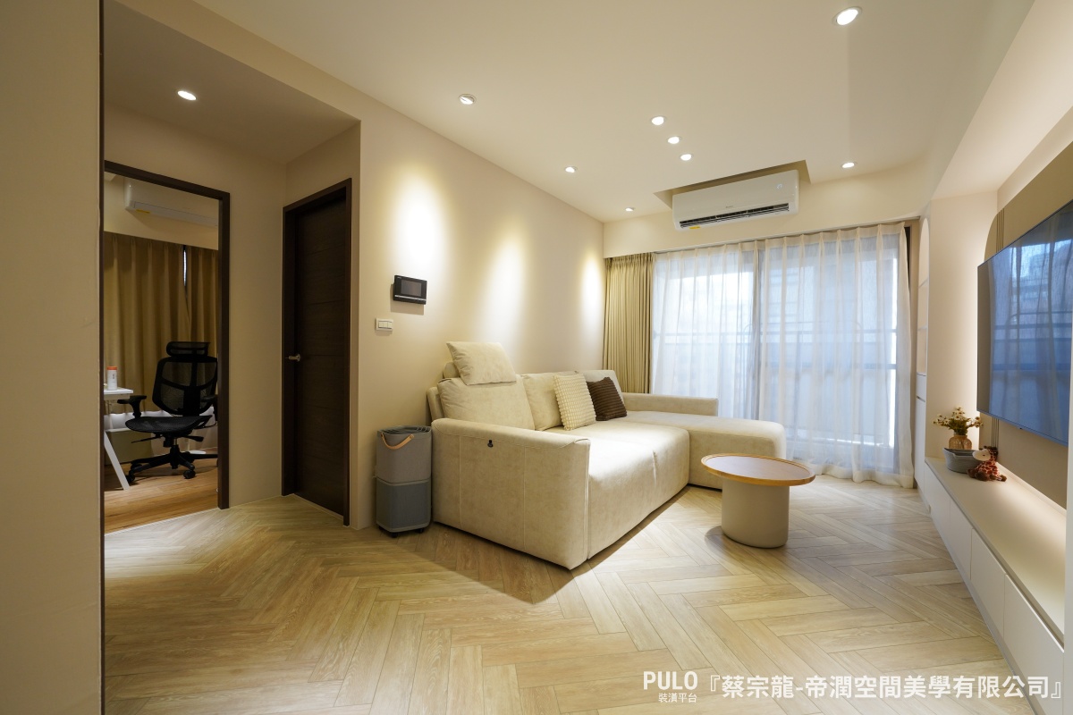 台中室內裝修開箱:18坪新屋化身法式奶油風小宅,輕裝潢就很有感!帝潤空間美學有限公司設計作品 - PULO裝潢平台 這則台中室內裝修案例是18坪的新成屋,整體預算約40至50萬,雖然工程項目不多,但透過木作天花板、造型電視牆與收納設計,讓整體空間在簡潔中多了幾分層次感與生活氛圍。帝潤空間美學有限公司設計作品 - PULO裝潢平台
