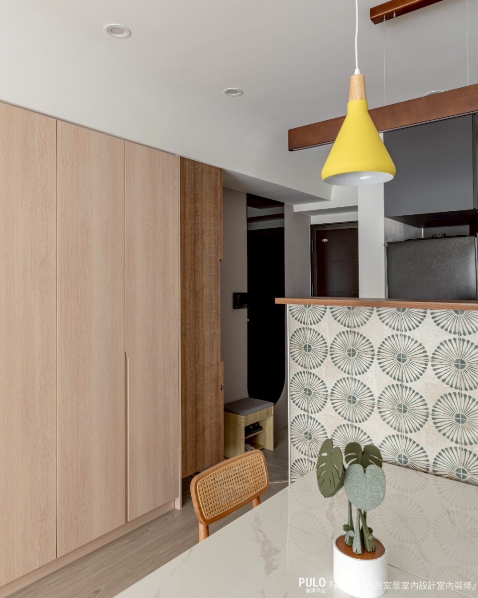 鞋櫃的功能越來越多,還能結合穿鞋椅、置物架、全身鏡等元素,打造一個多功能的玄關鞋櫃空間。六方室景室內設計室內裝修鞋櫃推薦設計 - PULO裝潢平台