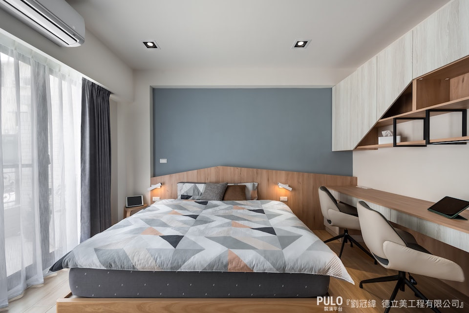 將床頭板向側邊延伸與化妝桌、書桌或床邊矮櫃結合。德立美工程有限公司木作裝潢 - PULO裝潢平台