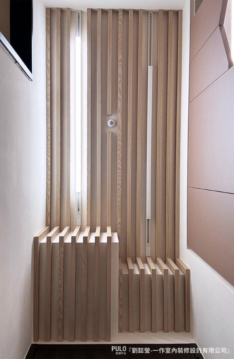 格柵尺寸建議寬度抓約90–120公分，高度可以直頂到天花版。木條間距約2–3公分，間距若抓太寬，遮蔽效果會明顯降低。-一作室內裝修設計有限公司格柵設計 - PULO裝潢平台