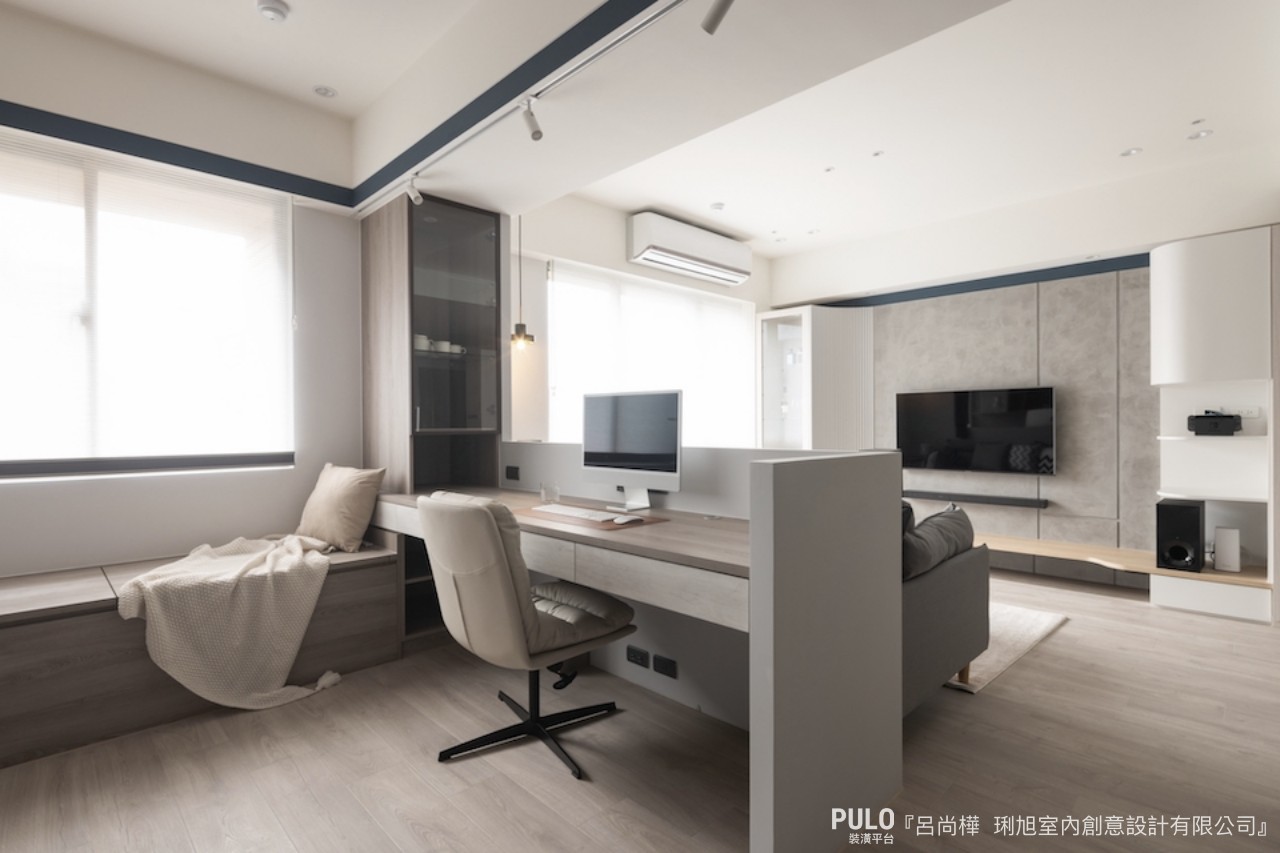 在開放式格局中，最常見的就是以沙發高度的木作半牆，作為前後兩個不同用途空間的區隔，讓整體的空間不僅可以相通共用，讓客廳的使用效果加倍放大。琍旭室內創意設計有限公司作品- PULO裝潢平台