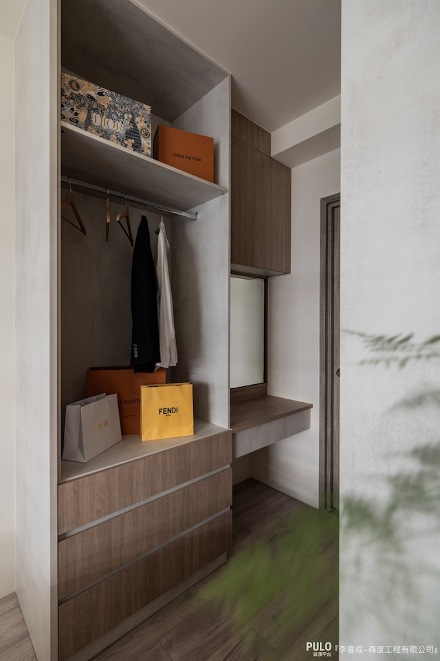 許多推拉門設計可以將把手隱藏，視覺上更俐落、像一面牆，這也是為什麼現在流行的衣櫃設計多半採用推拉門，不僅省空間，視覺上也更簡潔俐落，讓房間看起來清爽舒適。森曦設計有限公司小房間衣櫃設計 - PULO裝潢平台