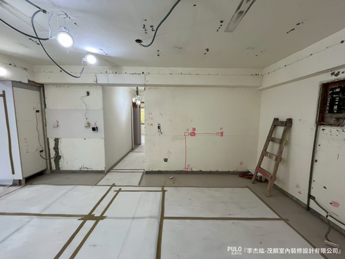 這場台北老屋翻新完工後最明顯的改變，是整間房子的色彩配置。茂麟室內裝修設計有限公司作品 - PULO裝潢平台