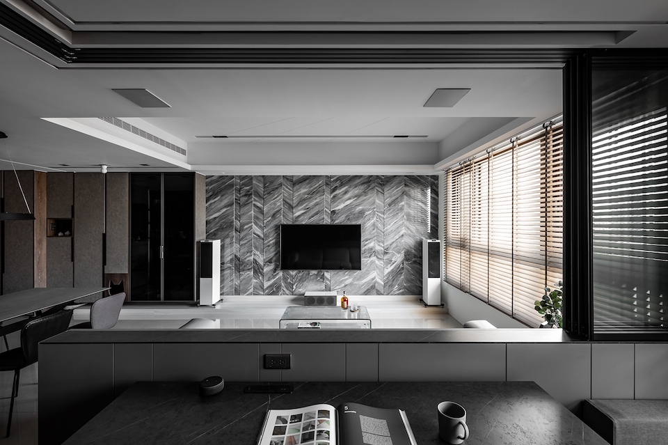 PULO專家陳春谷室內設計師的裝潢作品，大理石電視牆讓極簡風的客廳也能帶有高貴的氛圍。