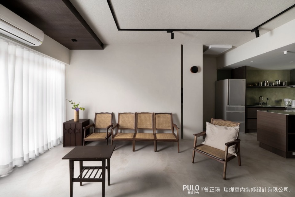 木質系的客廳裝潢強調天然木材的質感，讓整個空間散發出溫暖與踏實的氛圍。瑞燁室內裝修設計有限公司作品 - PULO裝潢平台
