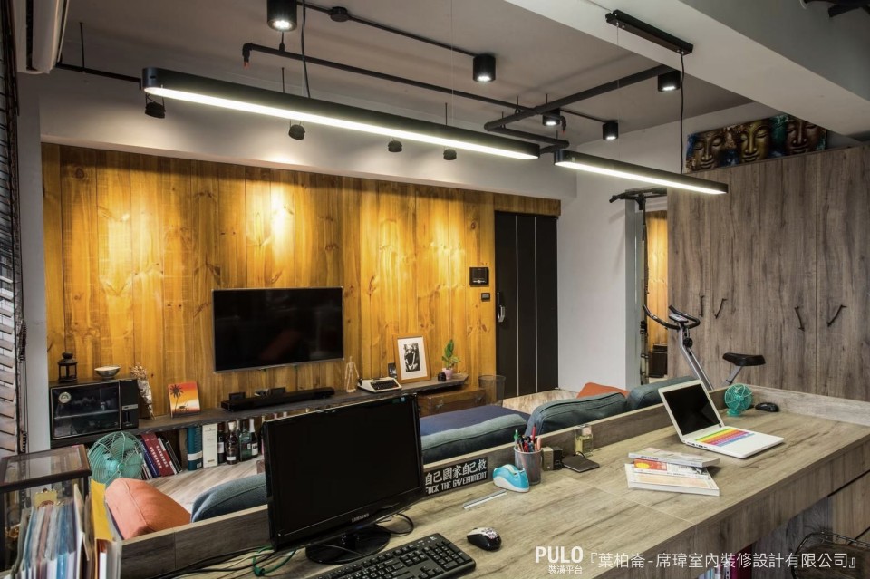 在書房設計中，常見的做法即是將偌大的客廳空間切割，以一前一後的方式劃分出書房與客廳的使用範圍，可以搭配上沙發高度的木作牆面設計，讓座位背後有實牆可以頂靠。 席瑋室內裝修設計有限公司作品- PULO裝潢平台