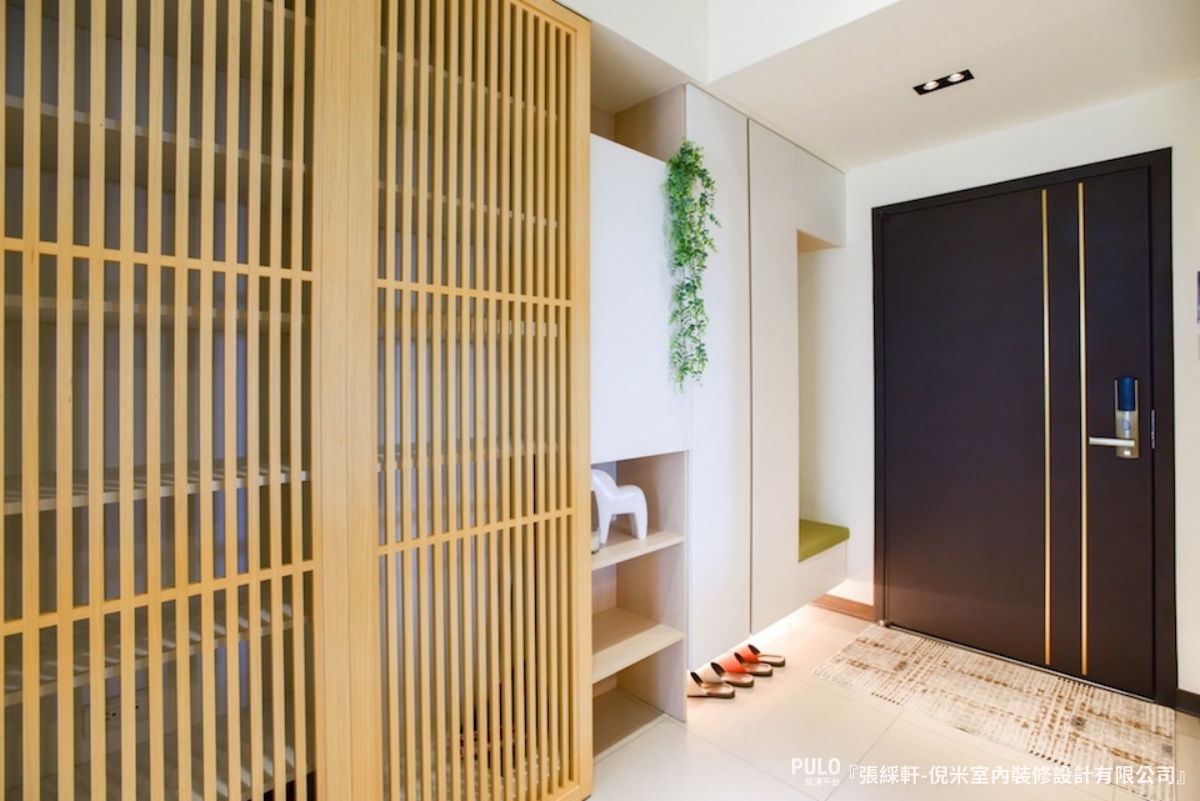 鞋櫃下方如果預留10到15公分空間,除了比較容易掃地,家裡常穿的鞋也能直接擺放,增添使用上的便利性。倪米室內裝修設計有限公司鞋櫃設計 - PULO裝潢平台